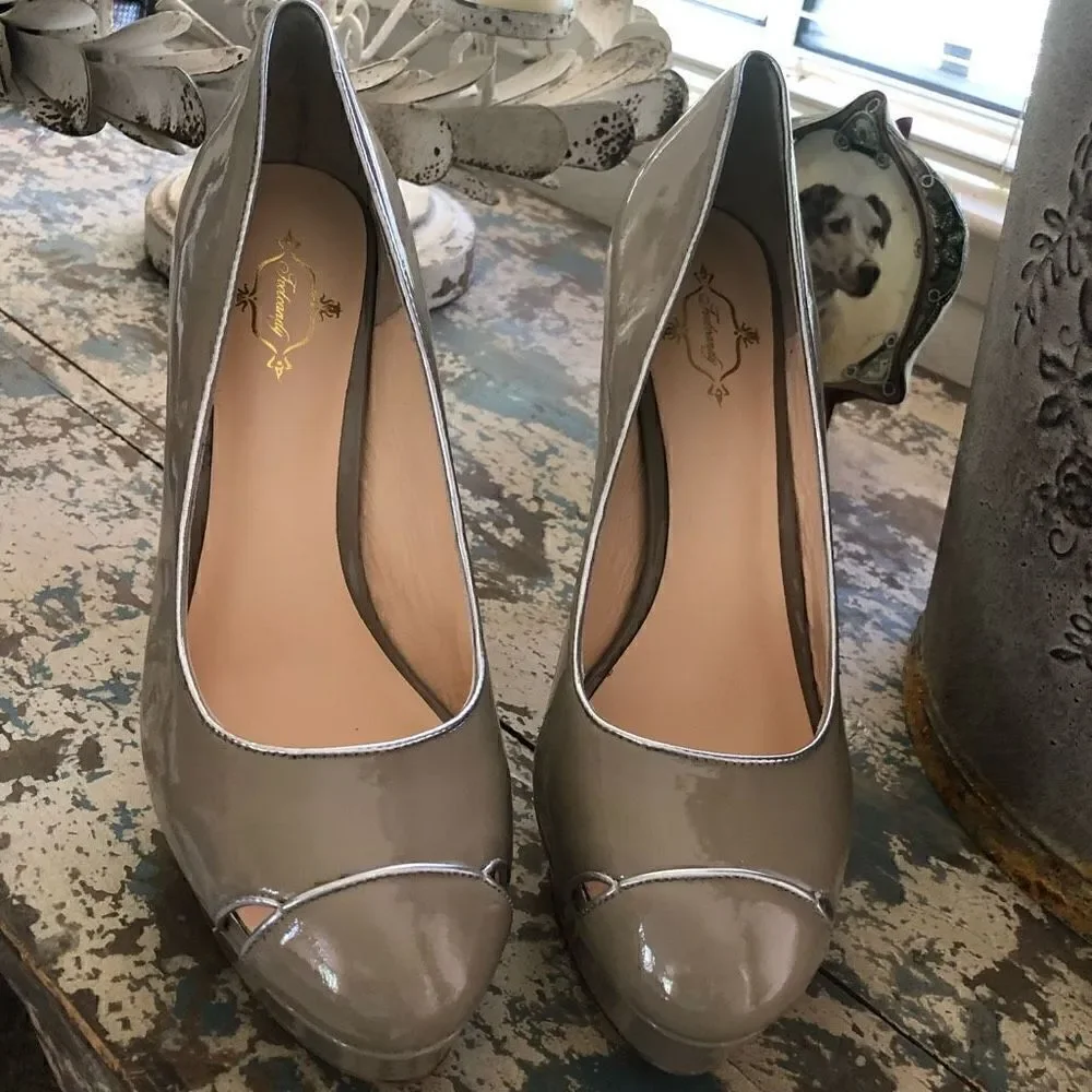 NEW Footcandy Crissy Platform Heels in Taupe Patent Leather NIB